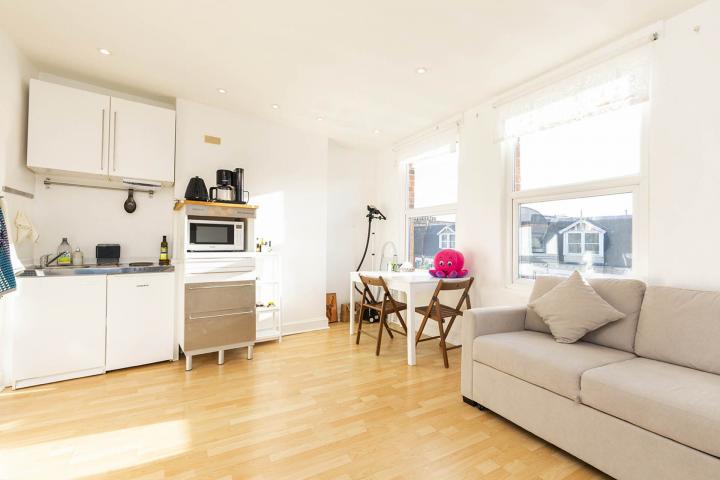 1 bed property located within walking distance to Turnpike Lane Station  Hampden Road , Haringey